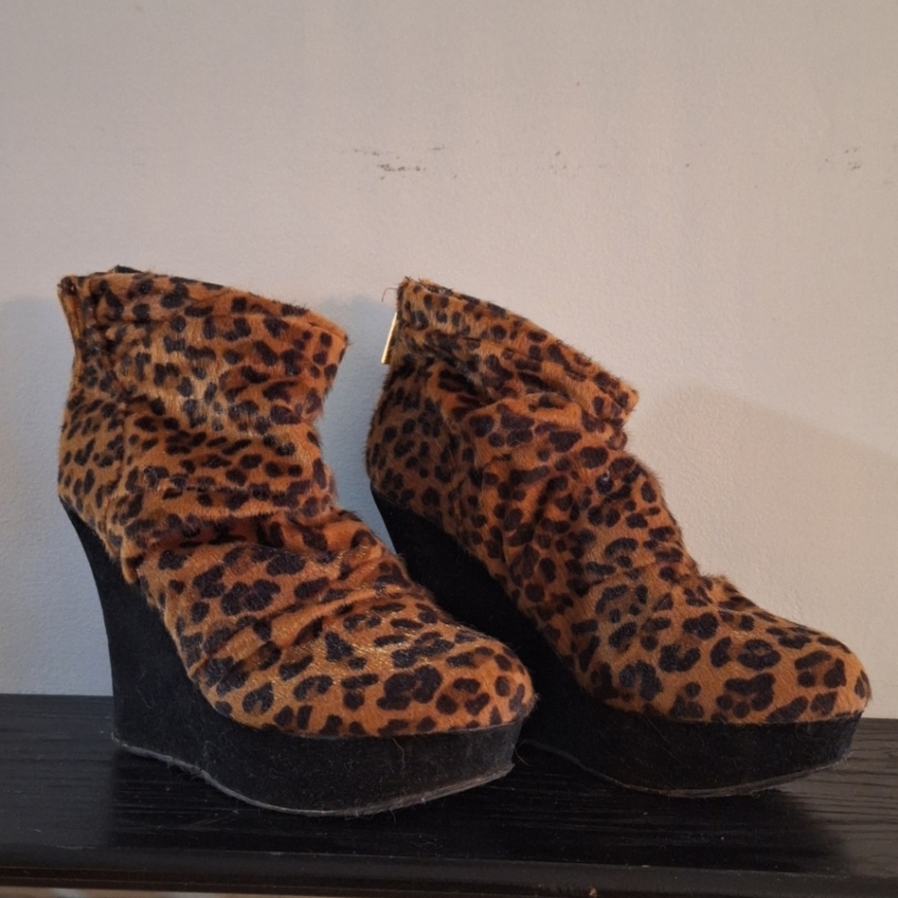 High wedge leopard shoes